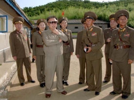 Kim Čong-il mezi pilíři svého režimu, vojáky. Údajně čerstvý snímek.