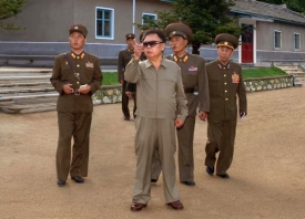 Kim na návštěvě severokorejské vojenské jednotky v roce 2007.