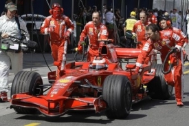 Velké starosti měli mechanici v Austrálii s vozem Kimiho Räikkönena.