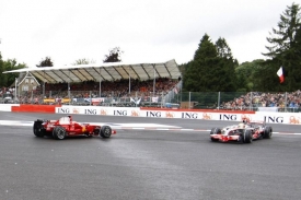 Kimi Räikkönen (vlevo) a Lewis Hamilton kloužou po mokré trati.