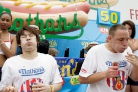 Králem požíračů hot dogů se stal opět Joey Chestnut (vpravo).