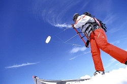 Na Šacberku si návštěvníci v sobotu mohou zkusit snowkiting.