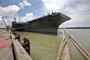 USS Kitty Hawk v malajském Kuala Lumpuru.