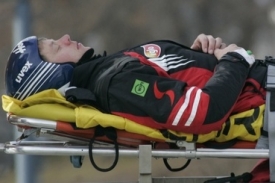 Andreas Buder byl se zlomeninou nohy transportován do nemocnice.