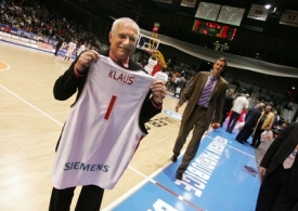 Klaus dostal basketbalový dres.