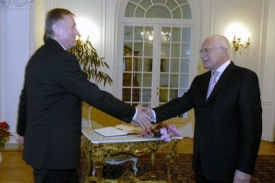 Prezident Václav Klaus vítá premiéra Mirka Topolánka na zámku v Lánech.