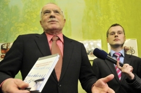 Václav Klaus představuje svou knihu.