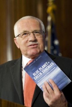 Václav Klaus se svou knihou Modrá, nikoli zelená planeta.