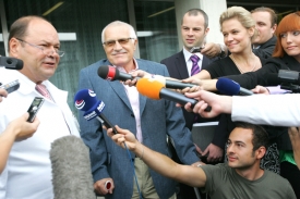 Václav Klaus se stěhuje z nemocnice. Na snímku s novináři.