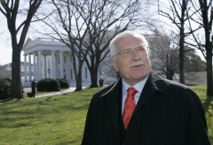 Václav Klaus na své návštěvě USA před Bílým domem