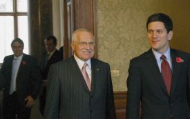 Václav Klaus na snímku s britským ministrem zahraničí Milibandem.