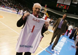 Prezident Václav Klaus s nyburským dresem.