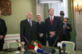 Václav Klaus a Jan Švejnar během společné debaty.