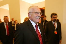 Prezident Václav Klaus se usmívá, ačkoli ve volby ještě nerozhodly.