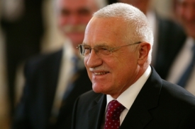 Václav Klaus má důvod k úsměvu, komunisté mu nejspíš nahráli.