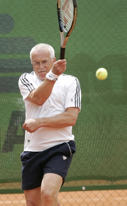 Václav Klaus holduje tenisu.