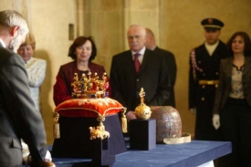Prezident Klaus nechal po pěti letech vystavit korunovační klenoty.