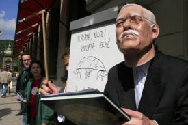 Před pražskou kavárnou Slavie, kde se 16. května konal křest knihy Václava Klause Modrá, nikoli zelená planeta, čekali na prezidenta aktivisté z ekologické organizace Greenpeace.