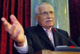 Prezident Václav Klaus na čtvrteční konferenci v roli moderátora.