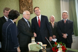Prezident Václav Klaus a jeho protikandidát Jan Švejnar (vpravo).