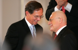 Jan &Scaron;vejnar a V&aacute;clav Klaus po volbě.