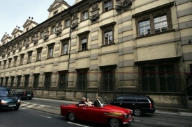Hlavní budovou NK zřejmě ještě nadlouho zůstane pražské Klementinum.
