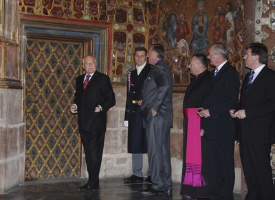 Držitelé sedmi klíčů se chystají odemknout vstup do Korunní komory. Držitelé sedmi klíčů se chystají odemknout vstup do Korunní komory.
