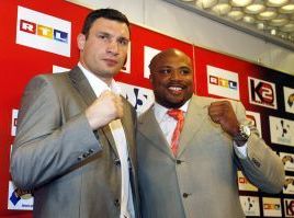 Na snímku ukrajinský boxer Vitalij Kličko s americkým soupeřem Jameelem McClinem