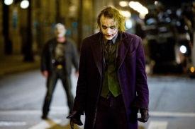Heath Ledger jako Joker ve filmu Temný rytíř.