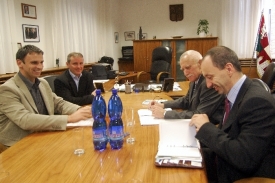 Jiří Zimola (úplně vlevo) a Jaromír Slíva (vlevo) jednali o koalici.