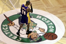 Kobe Bryant z Lakers opouští palubovku Bostonu.
