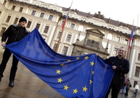 Hudebník Michael Kocáb a výtvarník Bořek Šípek (vpravo) s vlajkou EU.