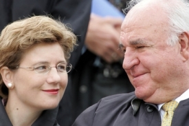 Helmut Kohl s Maike Richterovou na tři roky star&eacute;m sn&iacute;mku.