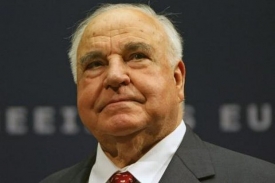 Helmut Kohl se zranil při p&aacute;du ze schodů.