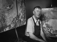 Oskar Kokoschka se svými obrazy v roce 1954.