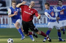 Jan Koller v zápase s Rostockem.