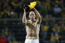 Jan Koller tleská fanouškům Dortmundu.