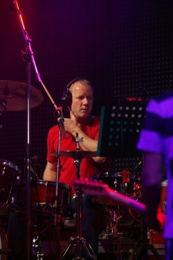 David Koller jako hostující bubeník kapely Chinaski.