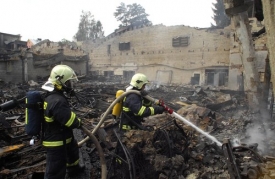 Hasiči na místě požáru v bývalé textilní továrně Kolora v Liberci.