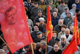 V centru Prahy se sešlo na dvě stě demonstrujících komunistů.