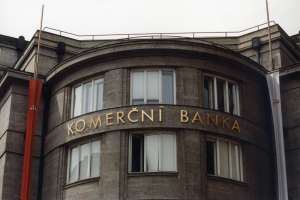 Francouzský majitel Komerční banky prodělal přes sedm miliard eur
