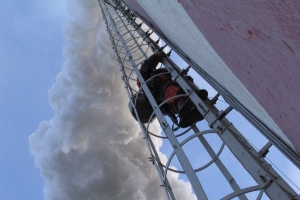 Jeden z aktivistů šplhá na komín Elektrárny Prunéřov II.