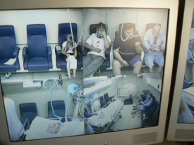 Během léčby sledují zdravotníci stav pacientů na monitoru.