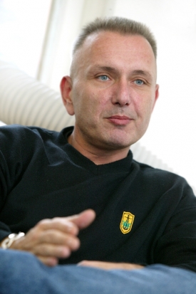 Jiří Komorous odchází z Národní protidrogové centrály.