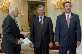 Václav Klaus na setkání s kongresmanem Trentem Franksem (zcela vpravo) a americkým velvyslancem Richardem Graberem