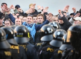 Police obklíčila nejagresivnější Chorvaty