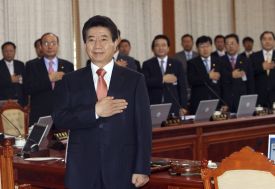 Jihokorejský prezident Ro v Soulku vzpomíná s rukou na srdci na proběh