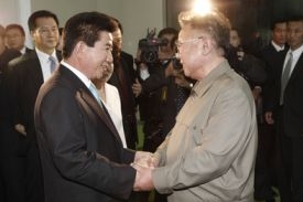 Prezidenti Jižní (vlevo) a Severní Koreje