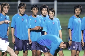Korejský fotbalový tým na tréninku.