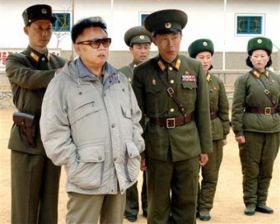 Severokorejský vůdce mezi svými věrnými uniformami.